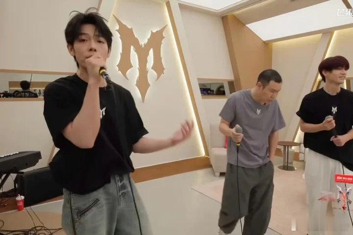 曾辉陈若轩卧龙凤雏依旧稳定发挥曾辉陈若轩卧龙凤雏依旧稳定发挥曾辉陈若轩你俩在搞什