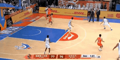 北京北汽巨星周琦真是太拼了！在今天北京北汽客场挑战福建晋江文旅的比赛中，当时比赛