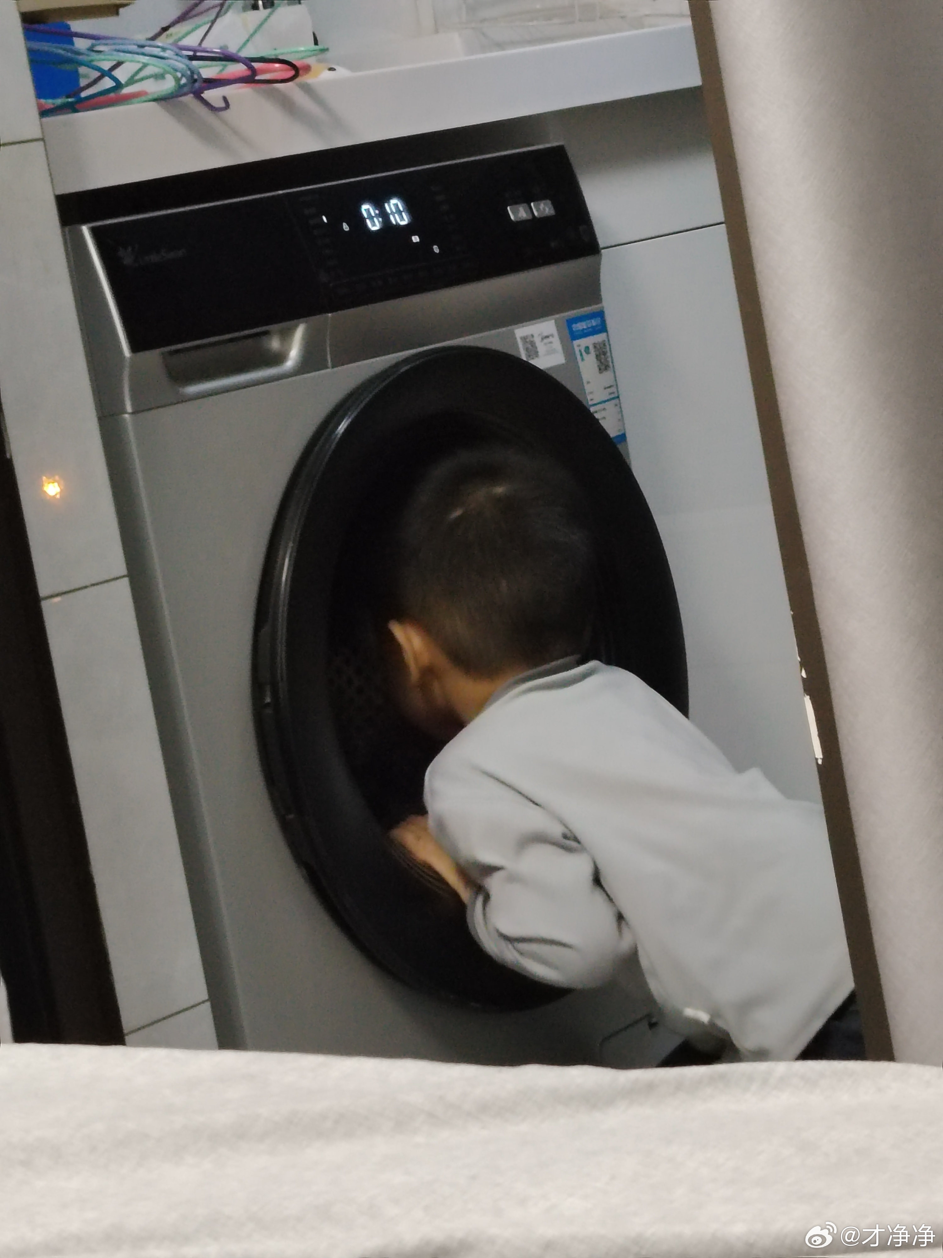 我的崽崽，突然间很好奇洗衣机是怎么运转的，竟然趴在那里看个不停😱 