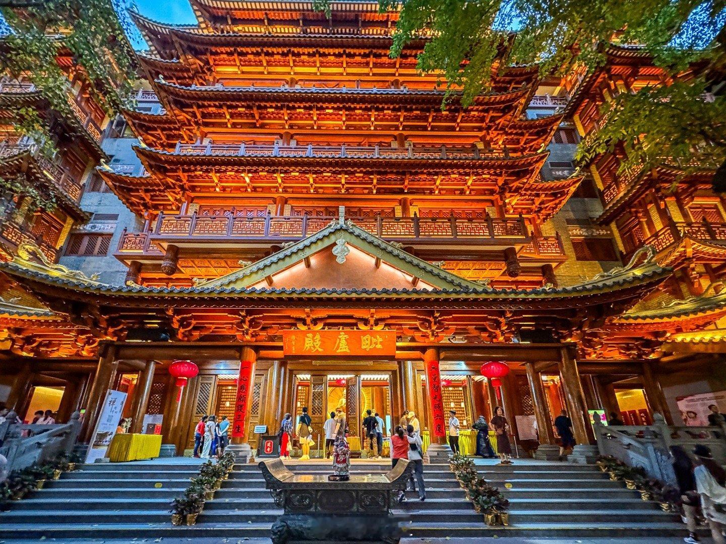 广州的大佛古寺，岂止是一个震撼所能形容。如果来北京路步行街闲逛，不经意间就会走进