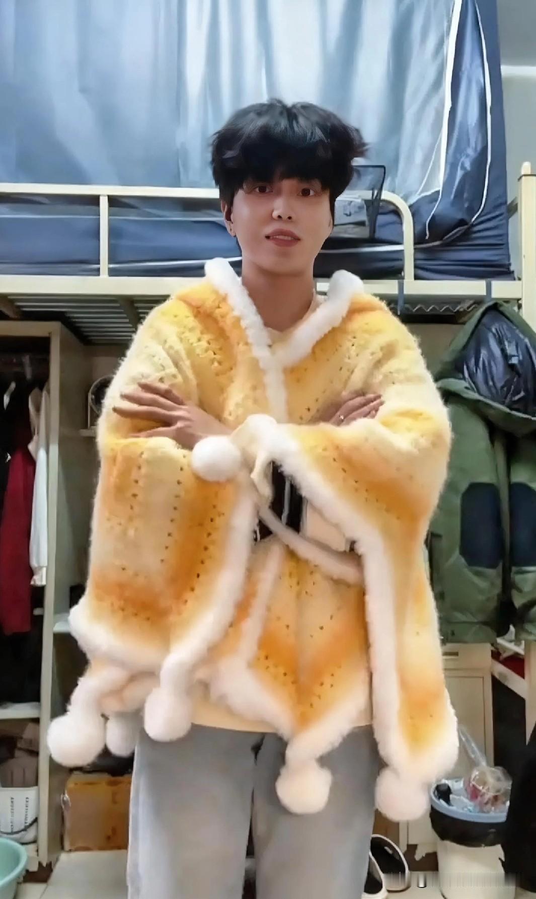 男孩在宿舍展示给女友准备的礼物，起初一看还以为是一个围脖， 但随着时间一天一天地