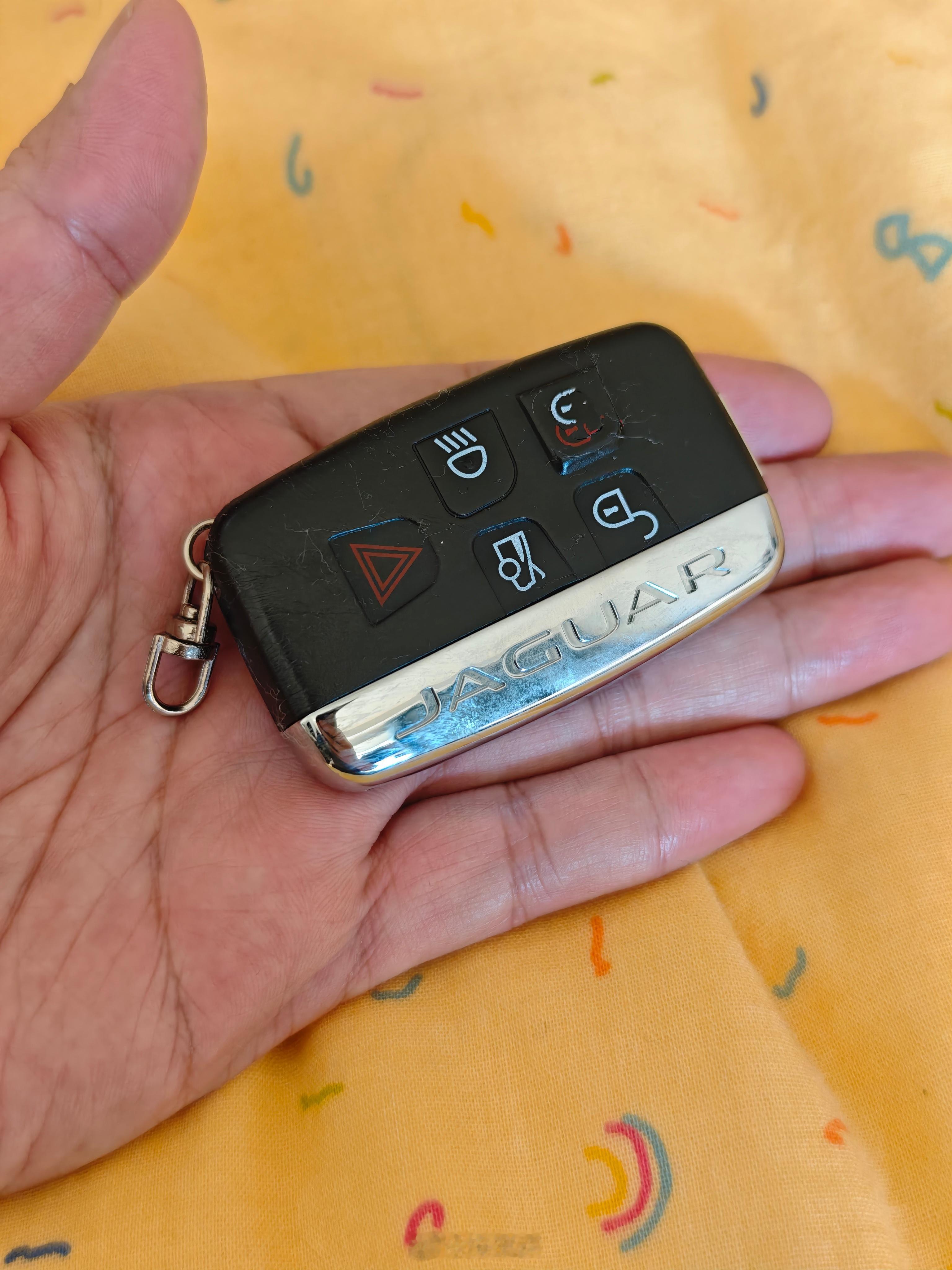 你以为这是捷豹的车钥匙吗？不，它是一个U盘你以为这是宝马的车钥匙吗？不，它是一个