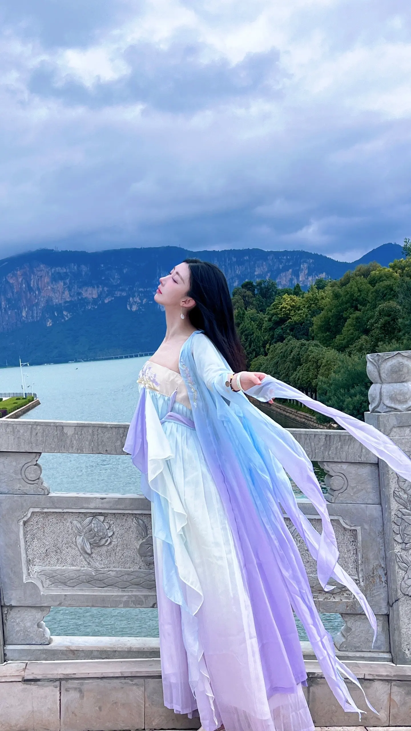 世间可得解脱处 唯山水间 与神佛前