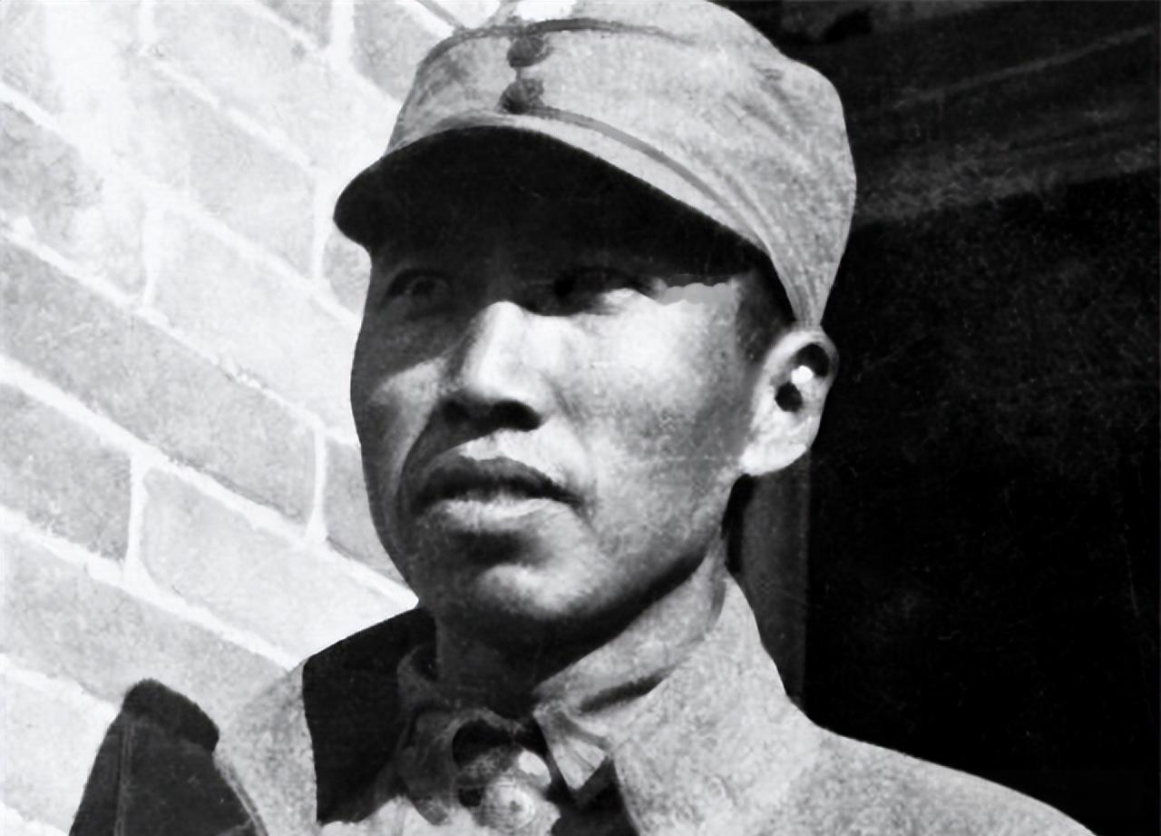 1941年，突击队长吴志勤在与日军激战中，不幸中弹腿受重伤，女护士陈冰把他带到寺