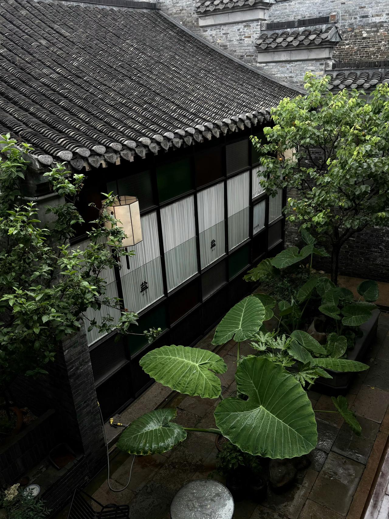 所有的雨天都是生活给你慢下来的理由，一壶茶，一窗雨、一个被窝，就是最好的治愈，最