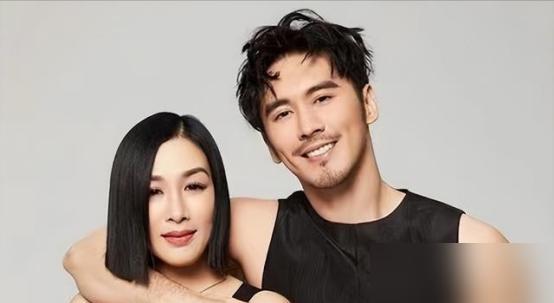 被骂了10年软饭男，张伦硕愣是让钟丽缇3个女儿，全都改姓了张。
 
想当初他娶钟