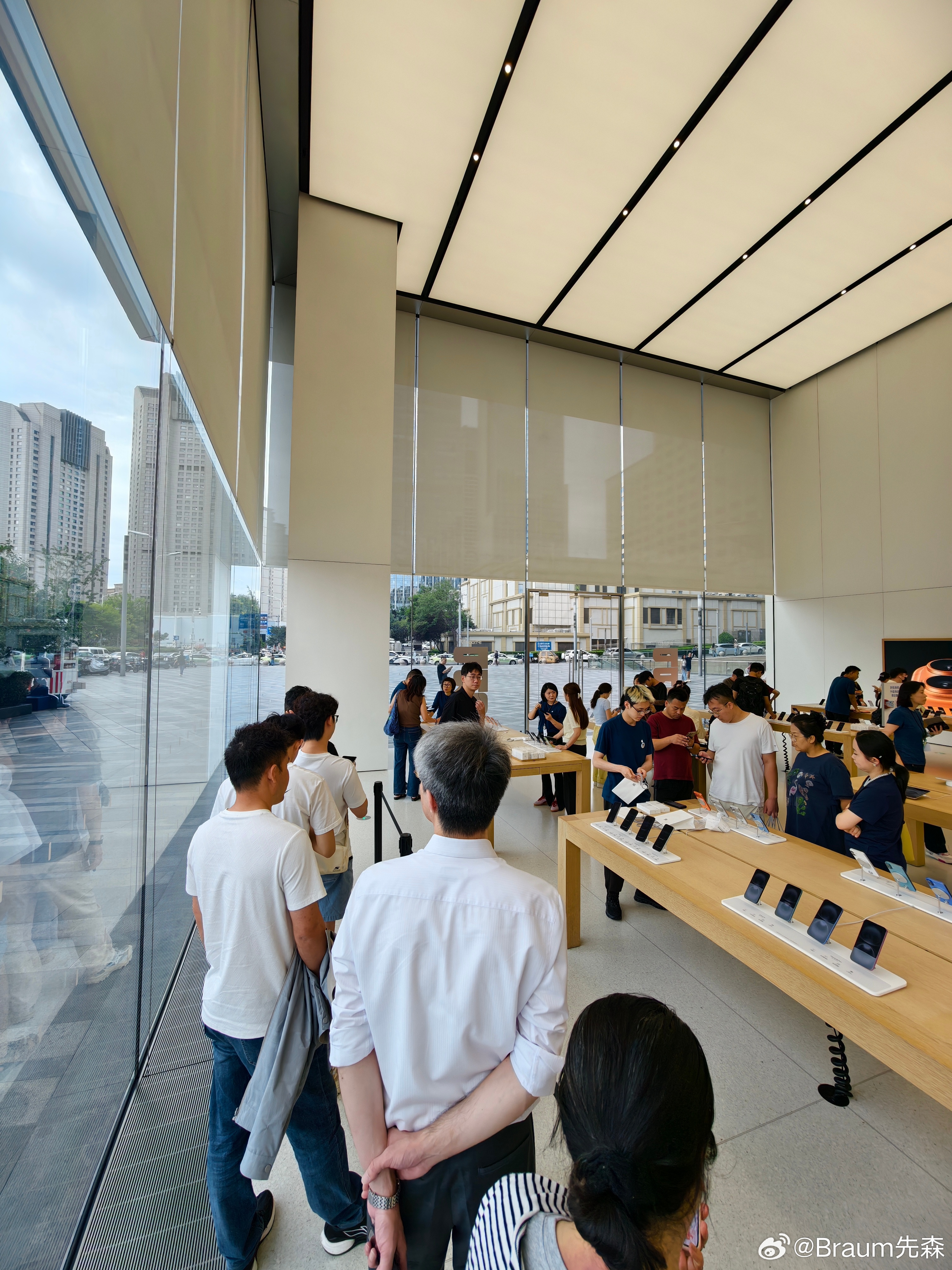 今天来直营店排队取iPhone17系列的还是有，应该都是捡漏到官网不定时放货的。