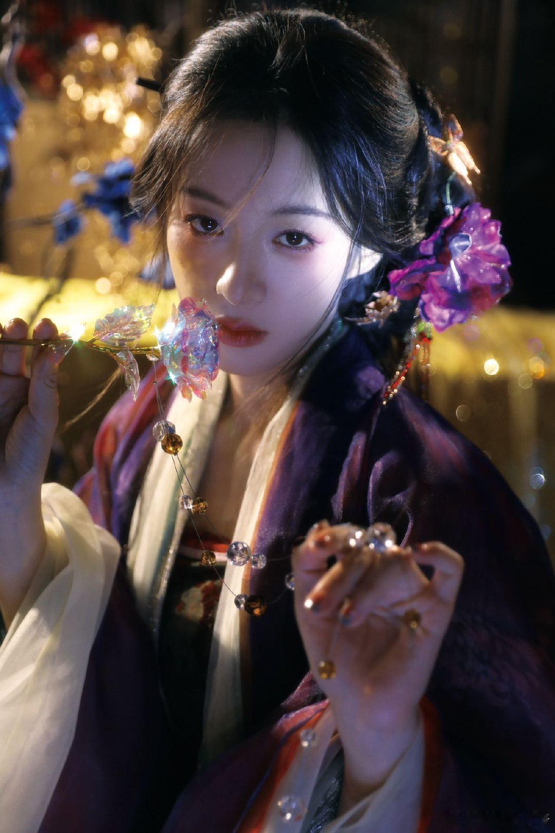 李嘉鑫锦囊妙录戏文说适配度  李嘉鑫演的小金，命运多舛却坚韧不拔，和《戏文说》里