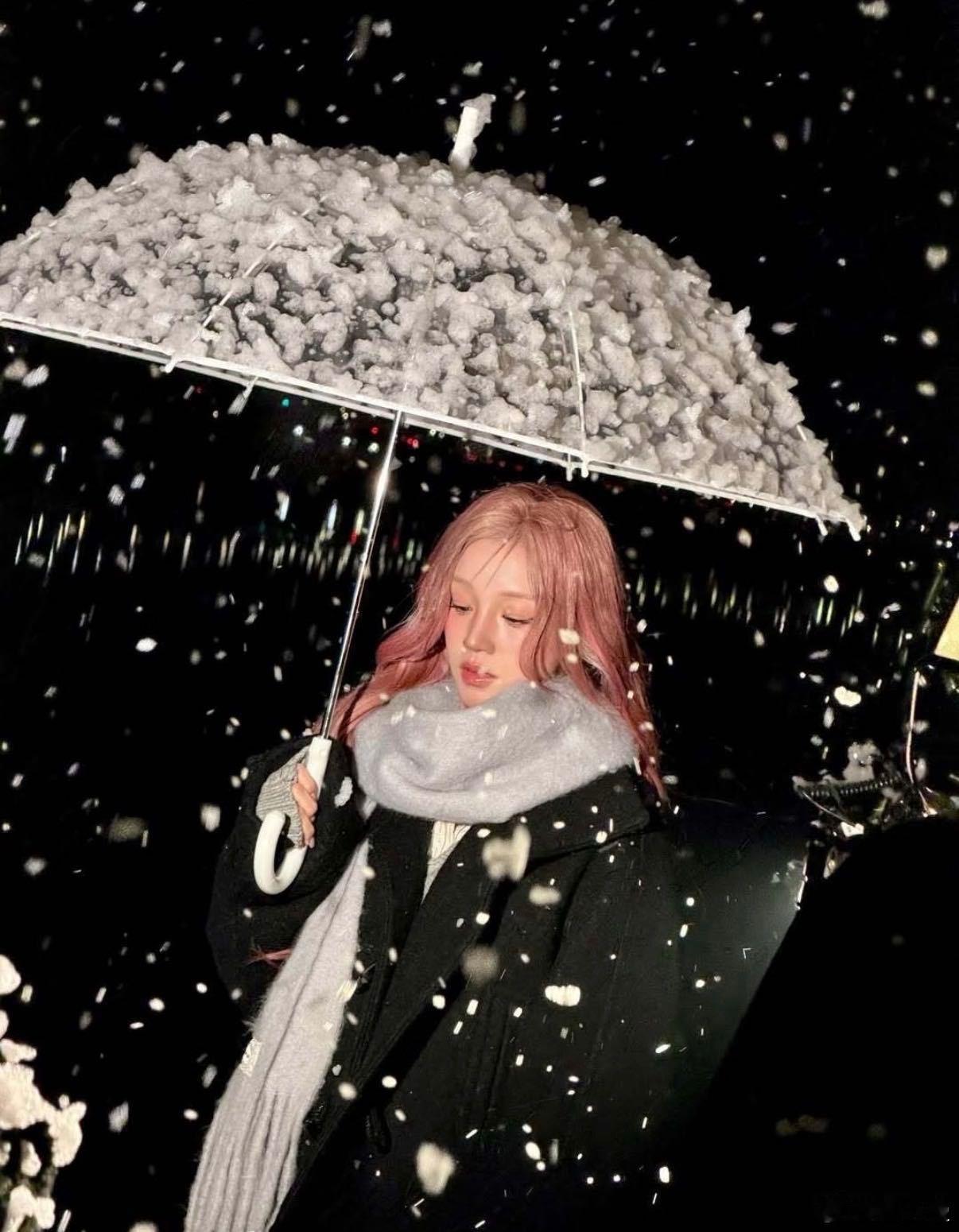 宋雨琦有千禧年韩剧女主那味了简约大衣+干净妆容，眼里的故事感快要溢出来，千禧年韩