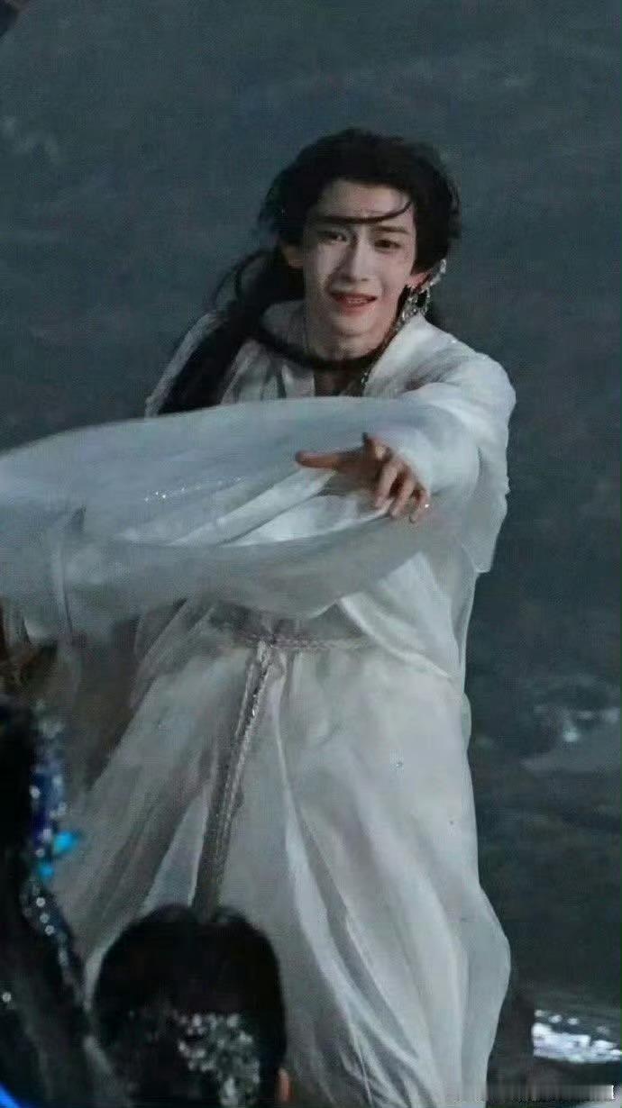 在小四的镜头下，穿着白色衣裳，能长成这样...也是内🐟独一份的醜了吧... 