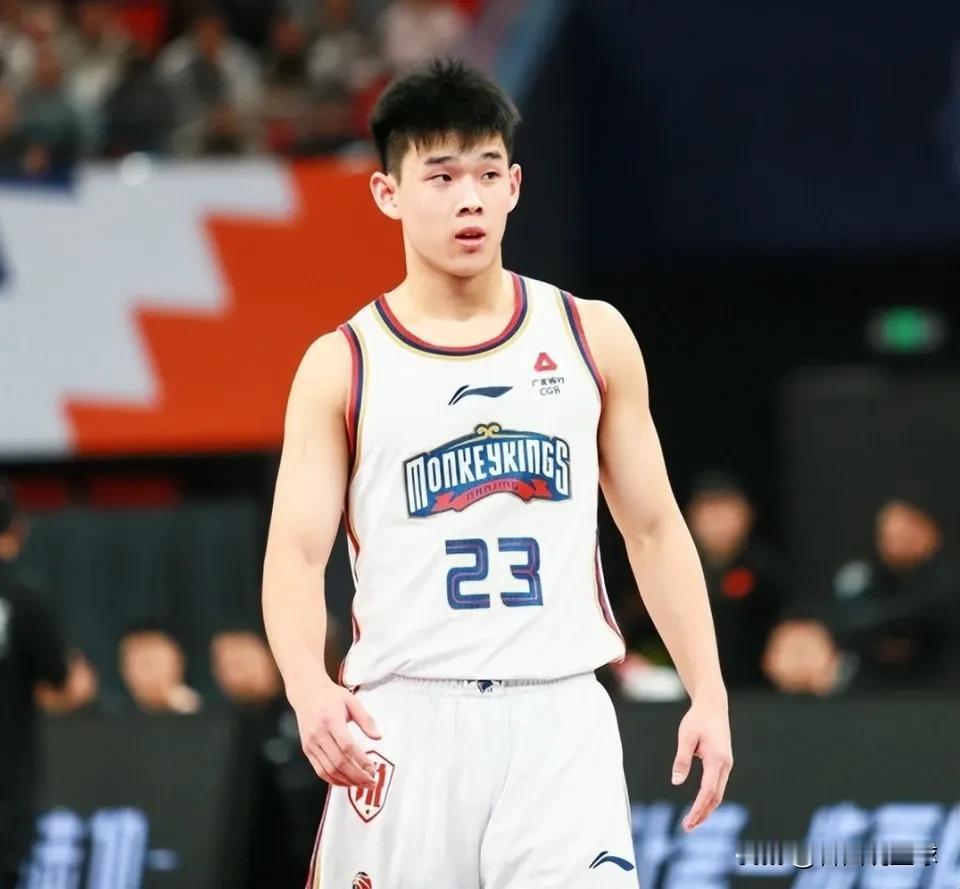 逐梦海外！今年NBA选秀大会上，杨瀚森在首轮第16顺位被开拓者队选中，激发了广大