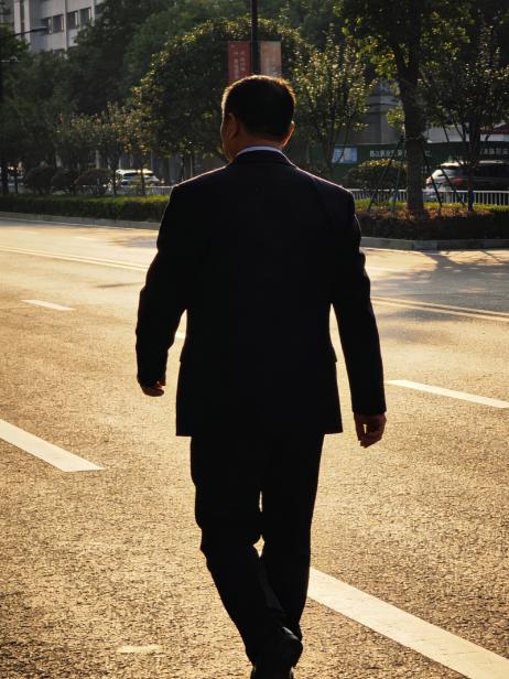 一位性学家非常现实的话：

男人的底牌就两张：信誉和性欲。信誉是征服世界的硬核，