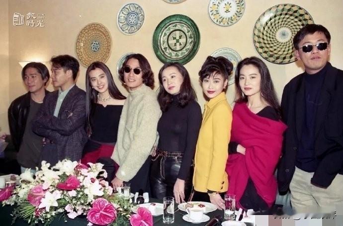 《东成西就》这部1993年的香港贺岁喜剧，集结了当时影坛的顶级阵容，包括张国荣饰