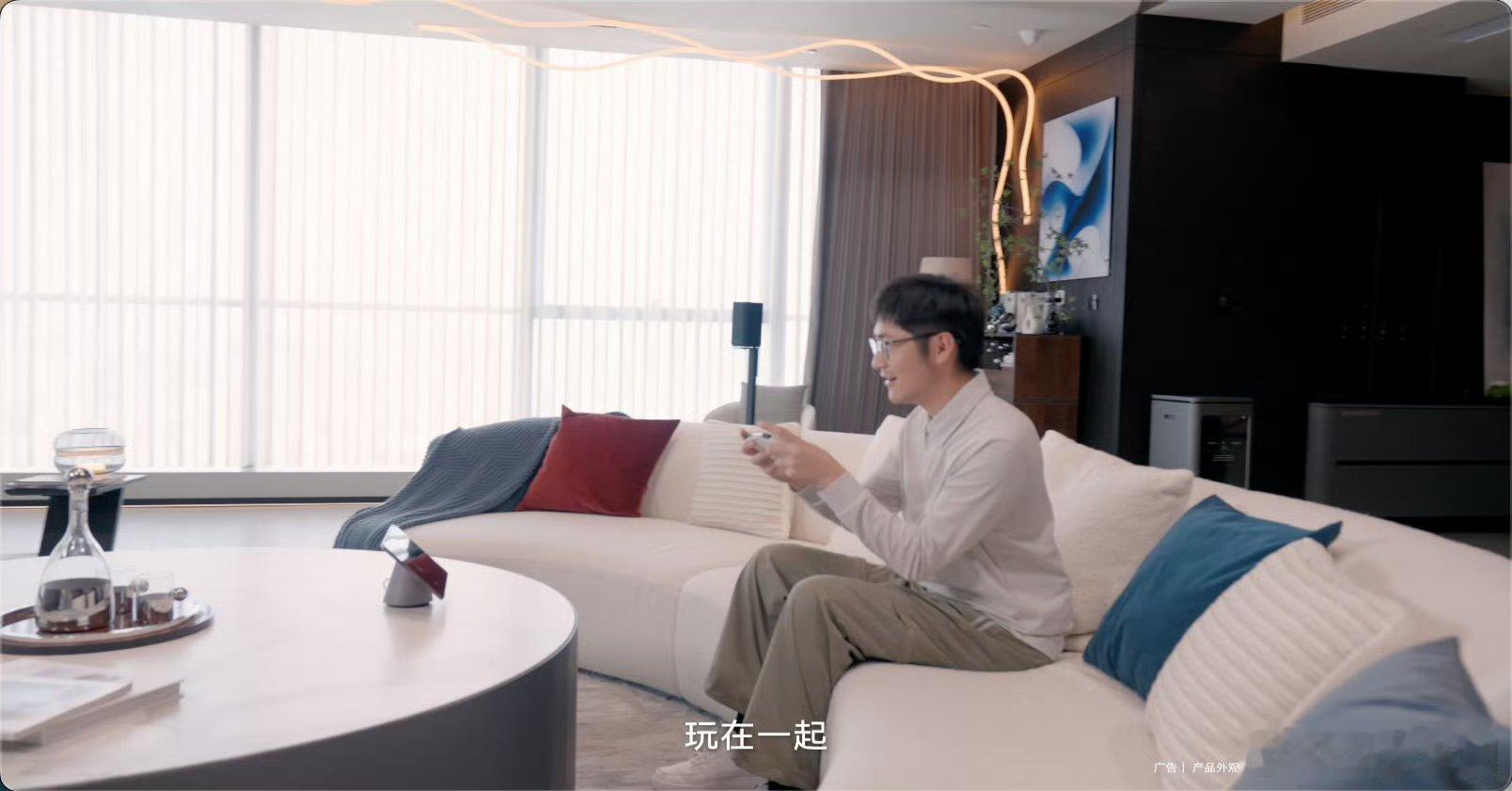 别纠结“要不要电视”，重点看它有没有新玩法！影视飓风Tim体验的新款就找准了方向