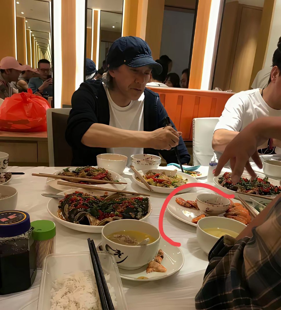 像周星驰这么有钱的人，吃的虾居然这么小而且虾头还发黑了！ 