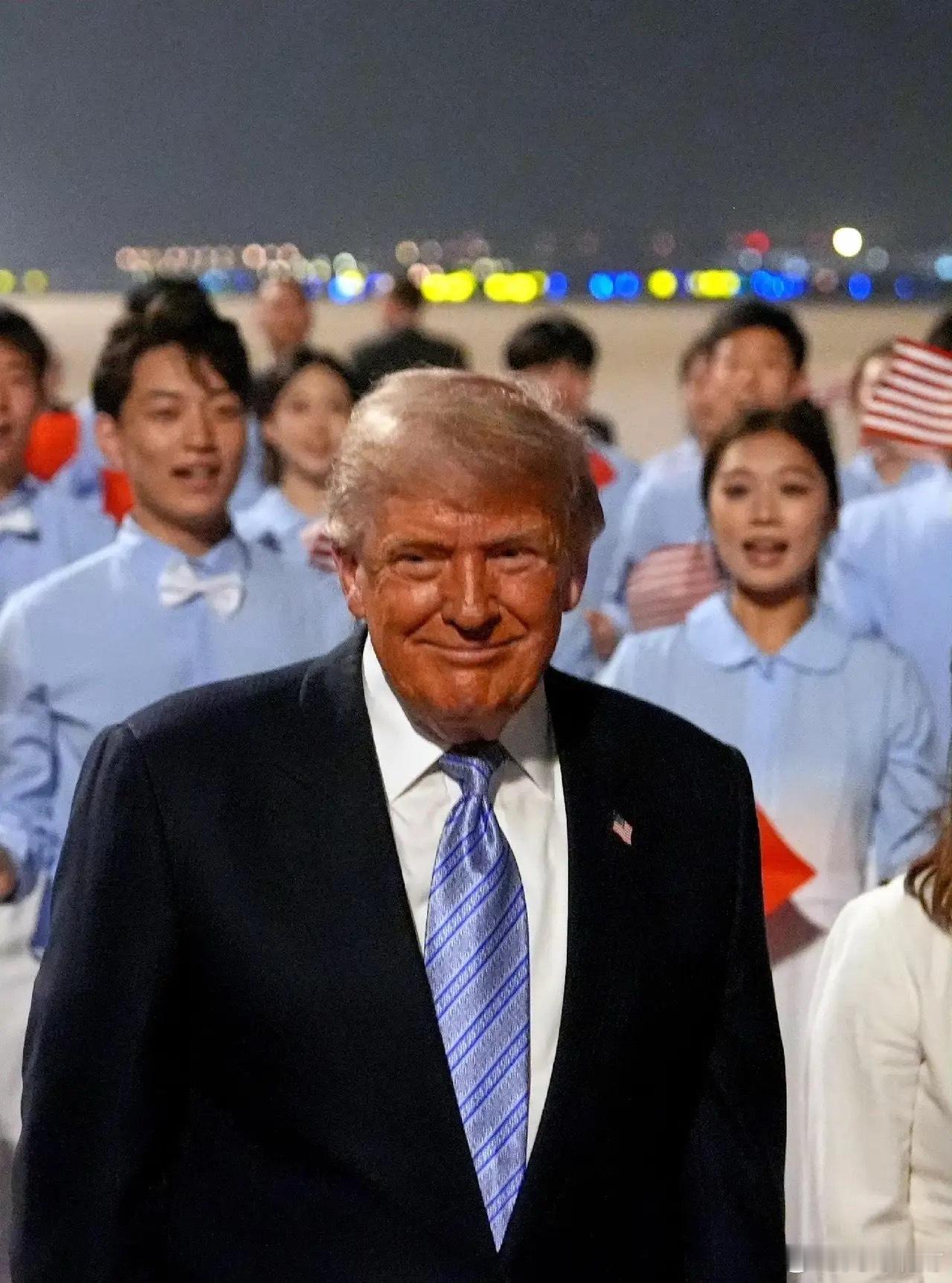 特朗普这表情太少见了，和在美国的狂妄自大的落差太大了！用什么词形容好呢？娇羞？ 