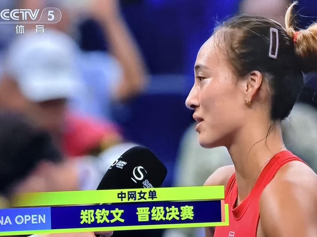 最好的"郑钦文回来了"？或许她自己第一个不同意。
10月10日晚，中网女单半决赛