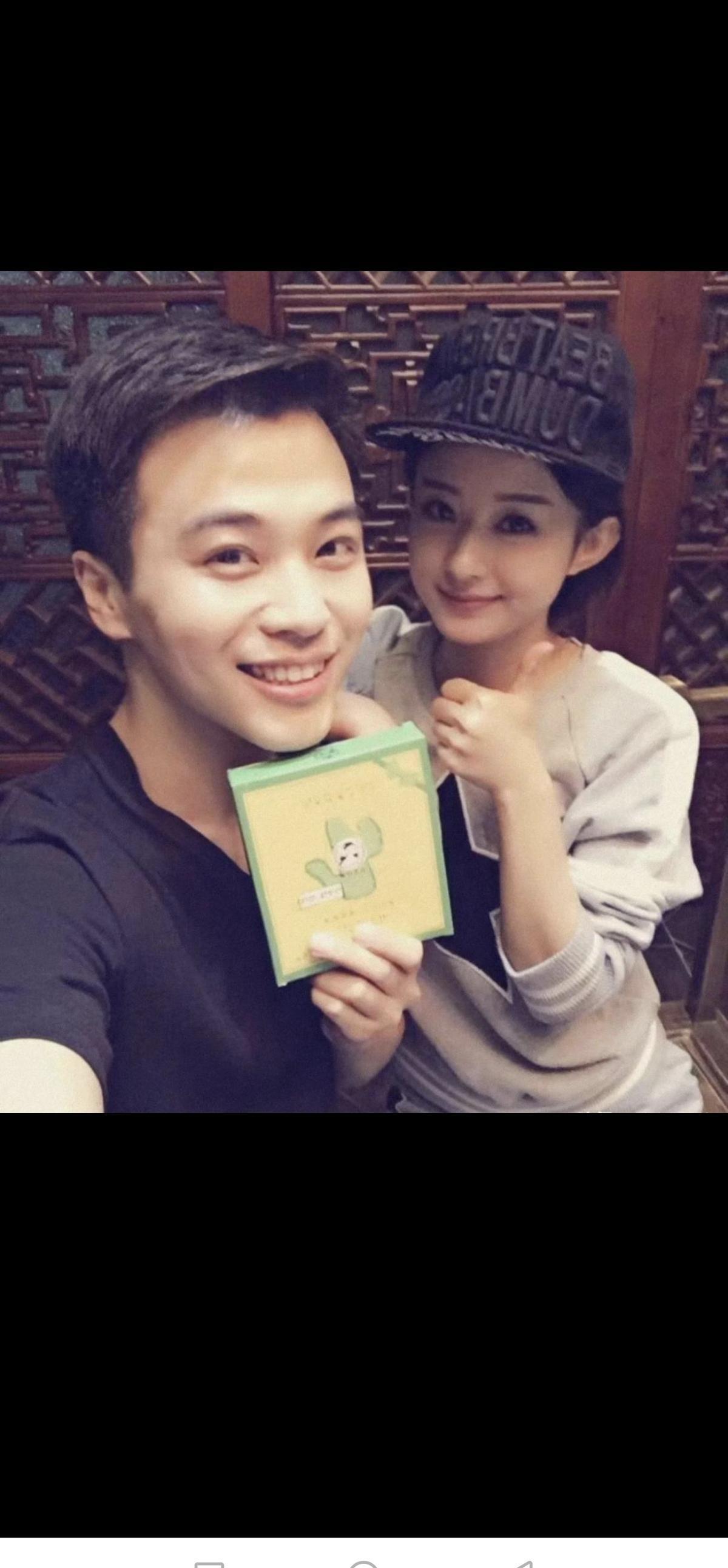 赵丽颖弟弟婚礼上，那句“家里有我”掷地有声。
当姐姐卸下巨星光环，泪眼婆娑地为弟