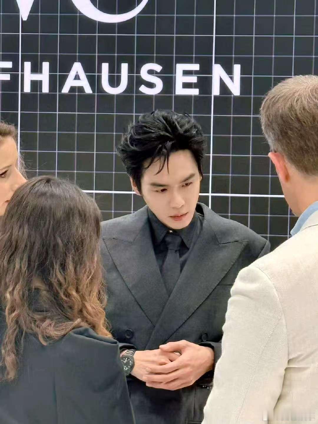 张若昀这张脸太犯规了 张若昀，你这张脸简直就是天生的明星料！灰黑色西装，简约而不