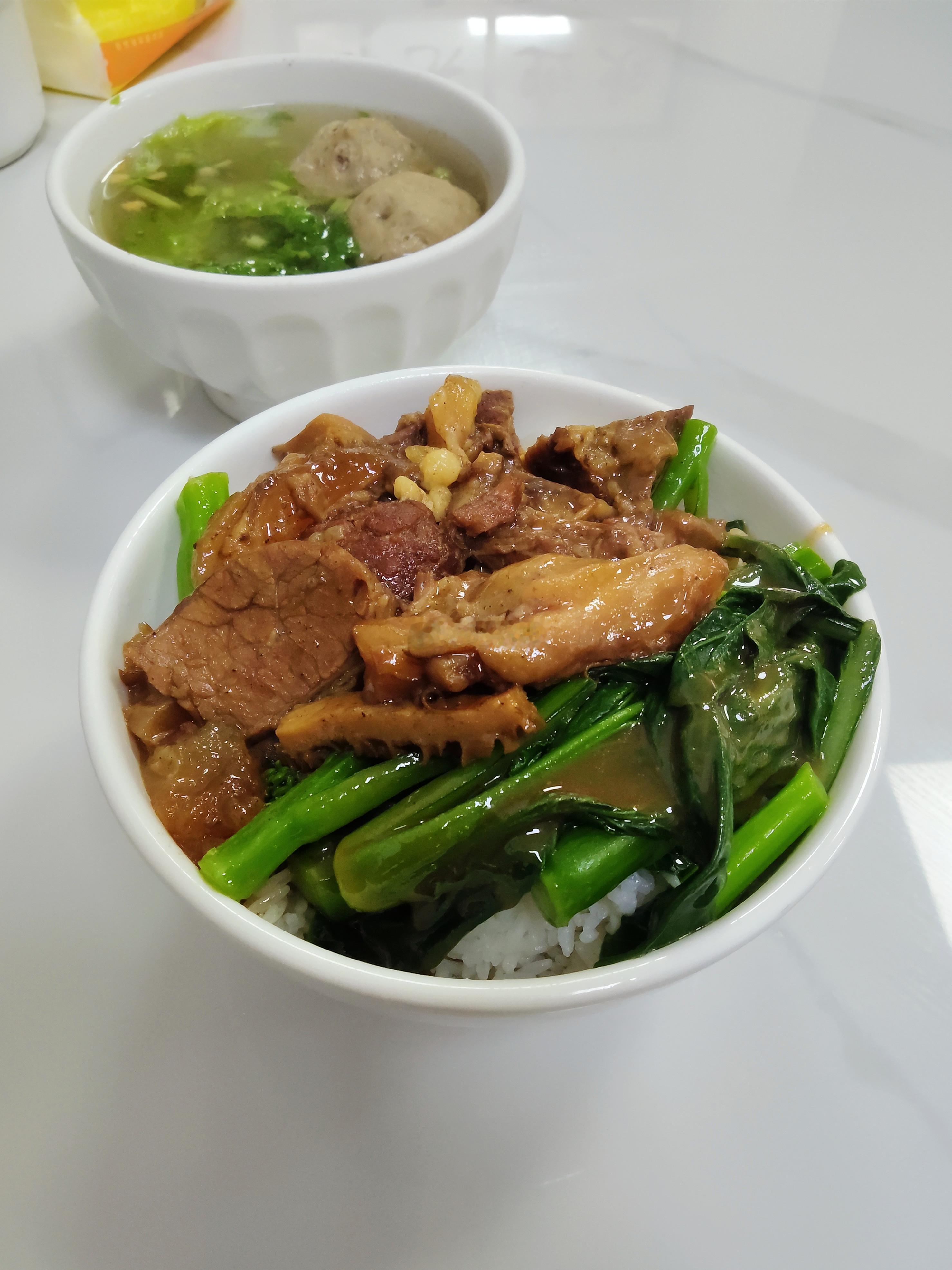 最近本来想在GZH发这家彬记牛肉粿的，因为这家的确是我心目中T0的牛腩饭，但也有