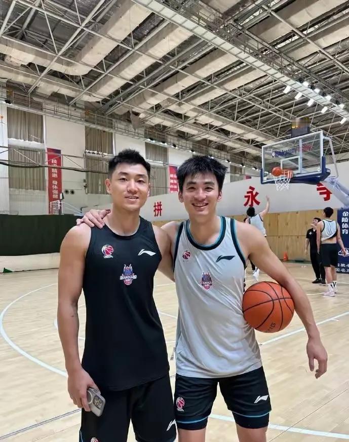 山东高速男篮球员高诗岩下午提前四十分钟到训练场训练，而且之前夏季联赛受伤了，训练
