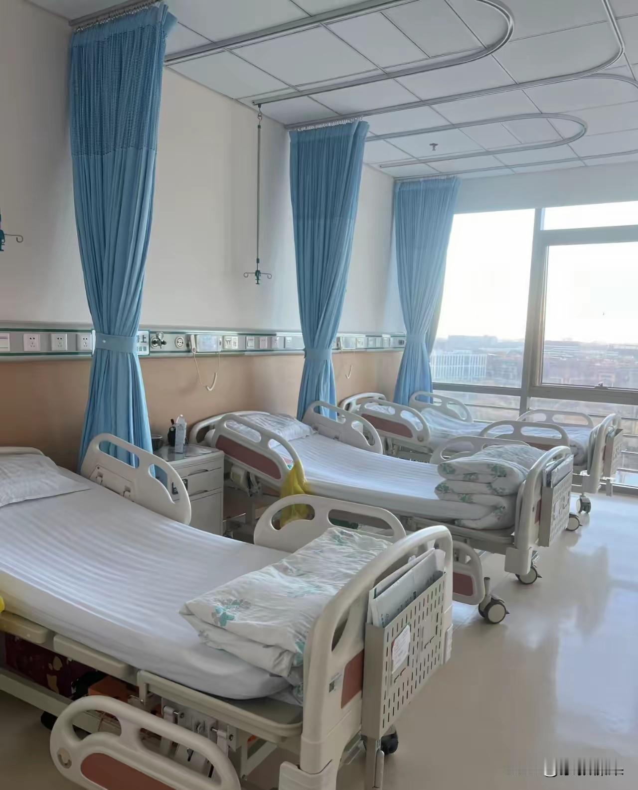老刘头死了2年了。活着时，他的小儿子总是讨厌他。因为，老刘头不愿意把名下房子给小
