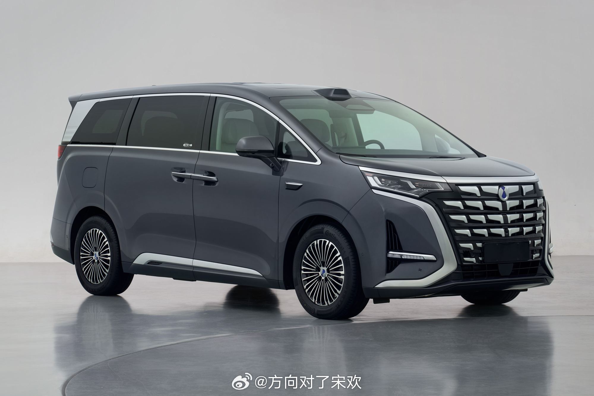 3月13日，第二代腾势D9插混版正式出现在国家工信部第405批《道路机动车辆生产