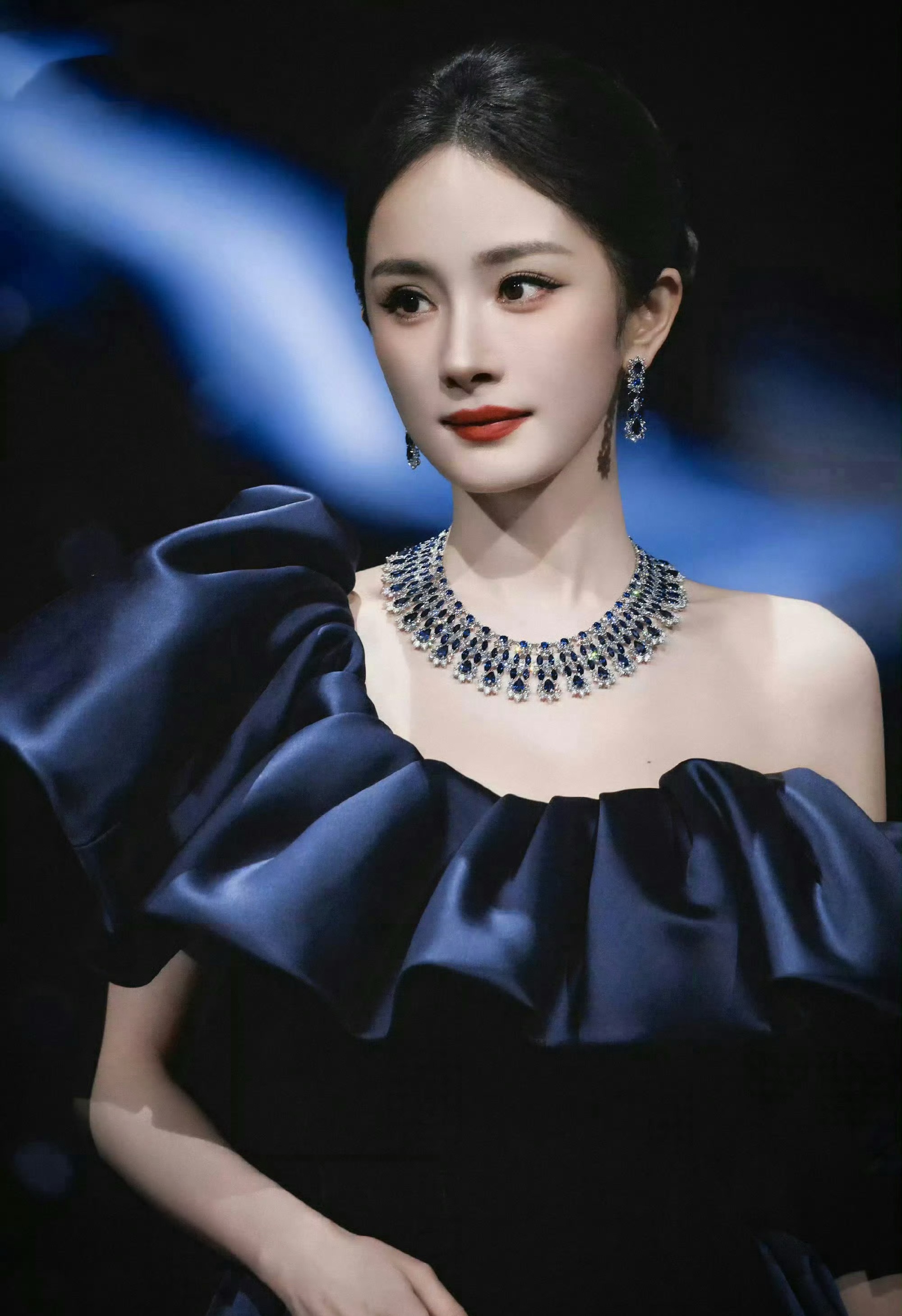 杨幂微博QUEEN恭喜双料视后杨幂三封微博QUEEN，杨幂爆剧➕收视女王实至名归