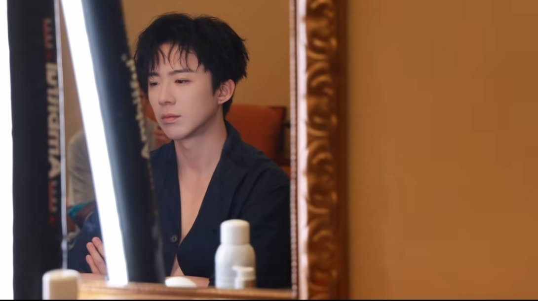 摩登兄弟[超话] 的歌声宛如天籁，他的歌曲深情而动人，每一个音符都充满了情感的力
