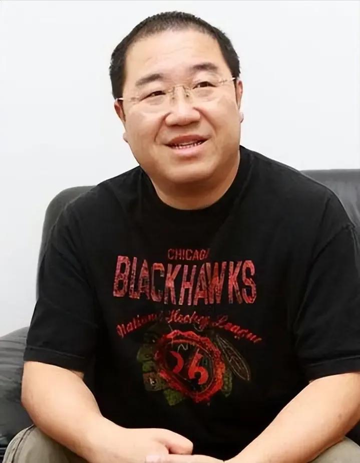 英达最近想认回大儿巴图！
英达自从和宋丹丹离婚后，对自己的儿子巴图不闻不问，儿子