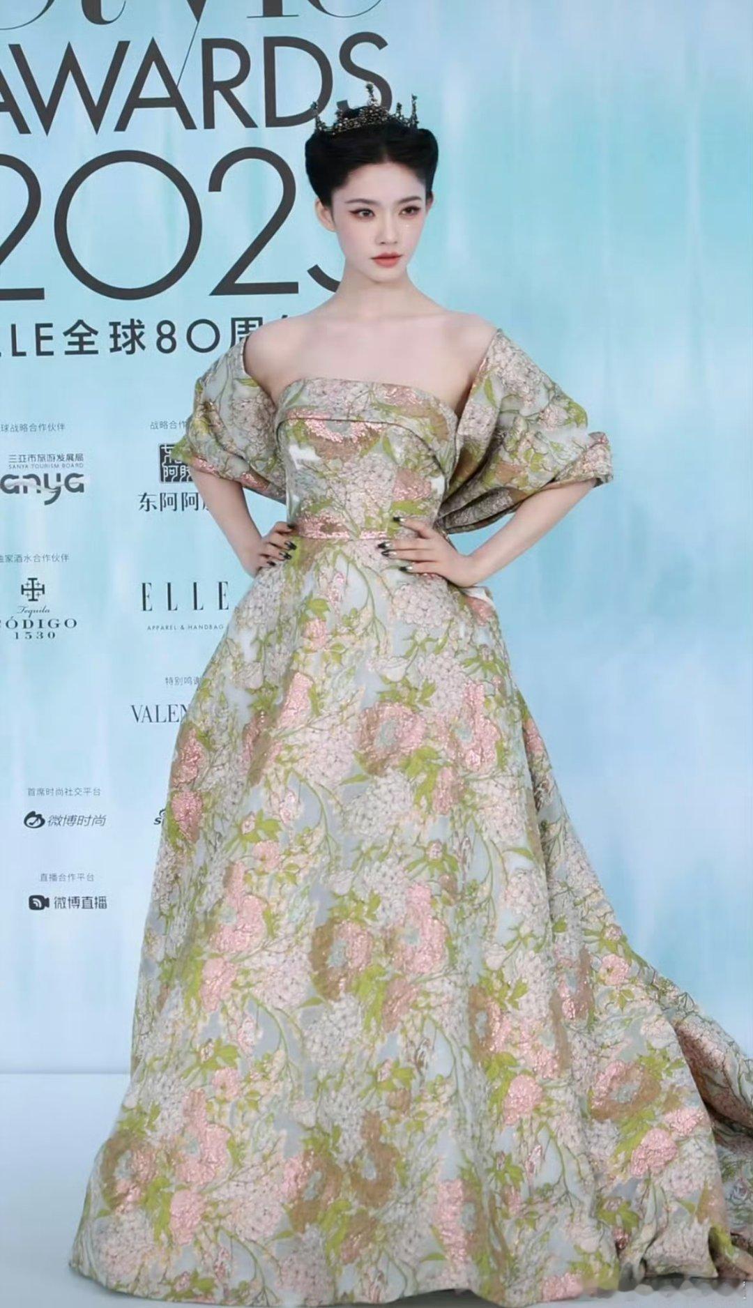 林允公主皇冠林允此时就是个公主，谁懂这个公主大片的既视感啊，回眸一看真的太让人惊