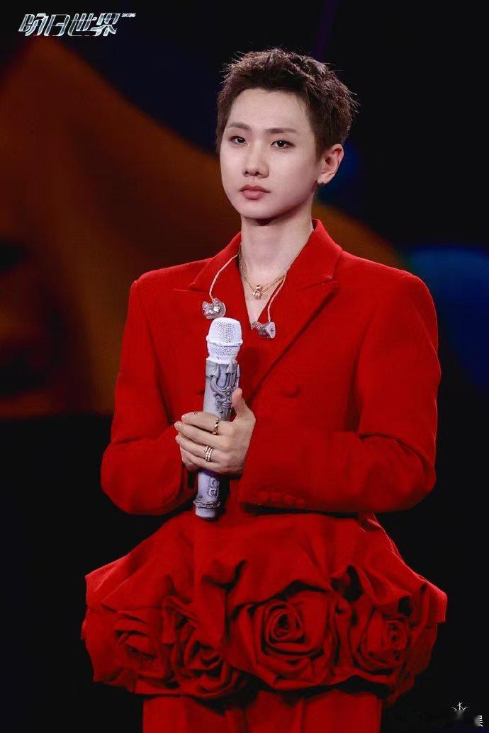 路人讲起汪苏泷和粉丝的关系谁被路人的点评逗乐，汪苏泷和粉丝的关系被说得很真实。妥