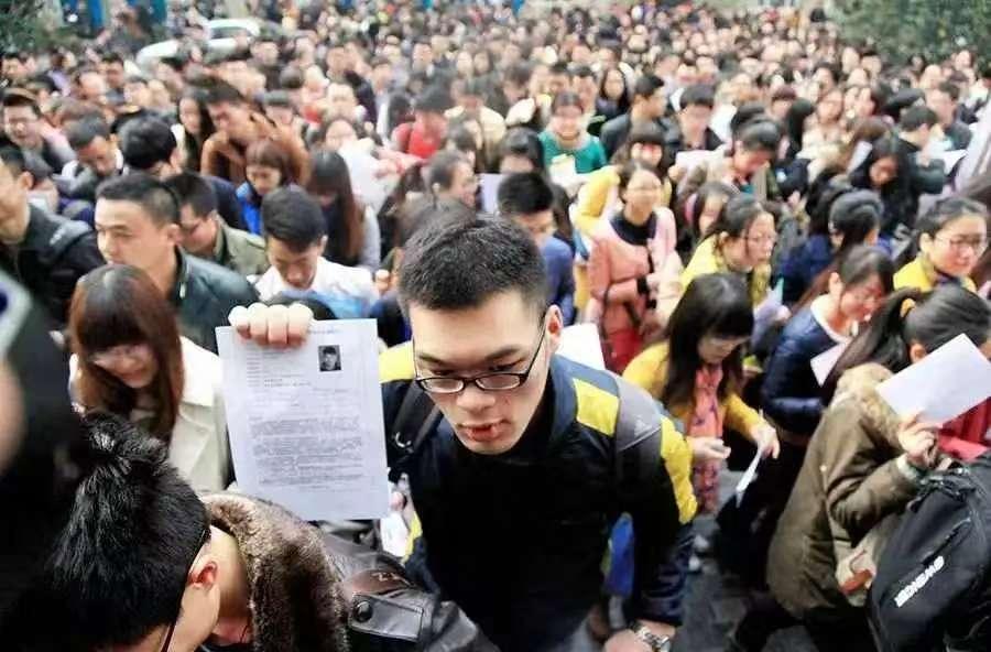 1270万人毕业，岗位少得像挤公交，我们到底卡在哪道门里？

今天看到学校就业办