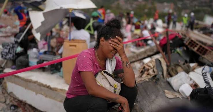 委内瑞拉地震死亡人数已攀升至2295人，超过1.1万人受伤。受灾最重的拉瓜伊拉州