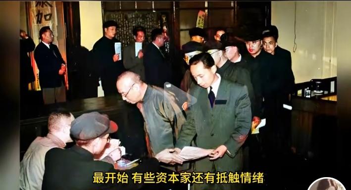 1952年的一天，上海某个大楼里人声鼎沸，热闹非凡，因为这里正在举行一场特殊的集