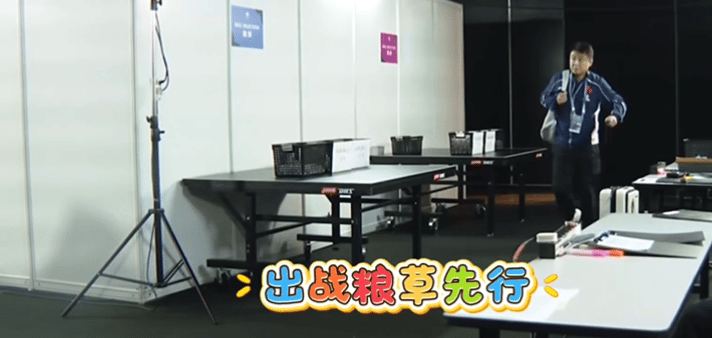 王楚钦比赛，5个人一起陪他进入，工作人员都看笑了，
中国队的配置绝对是最好的。