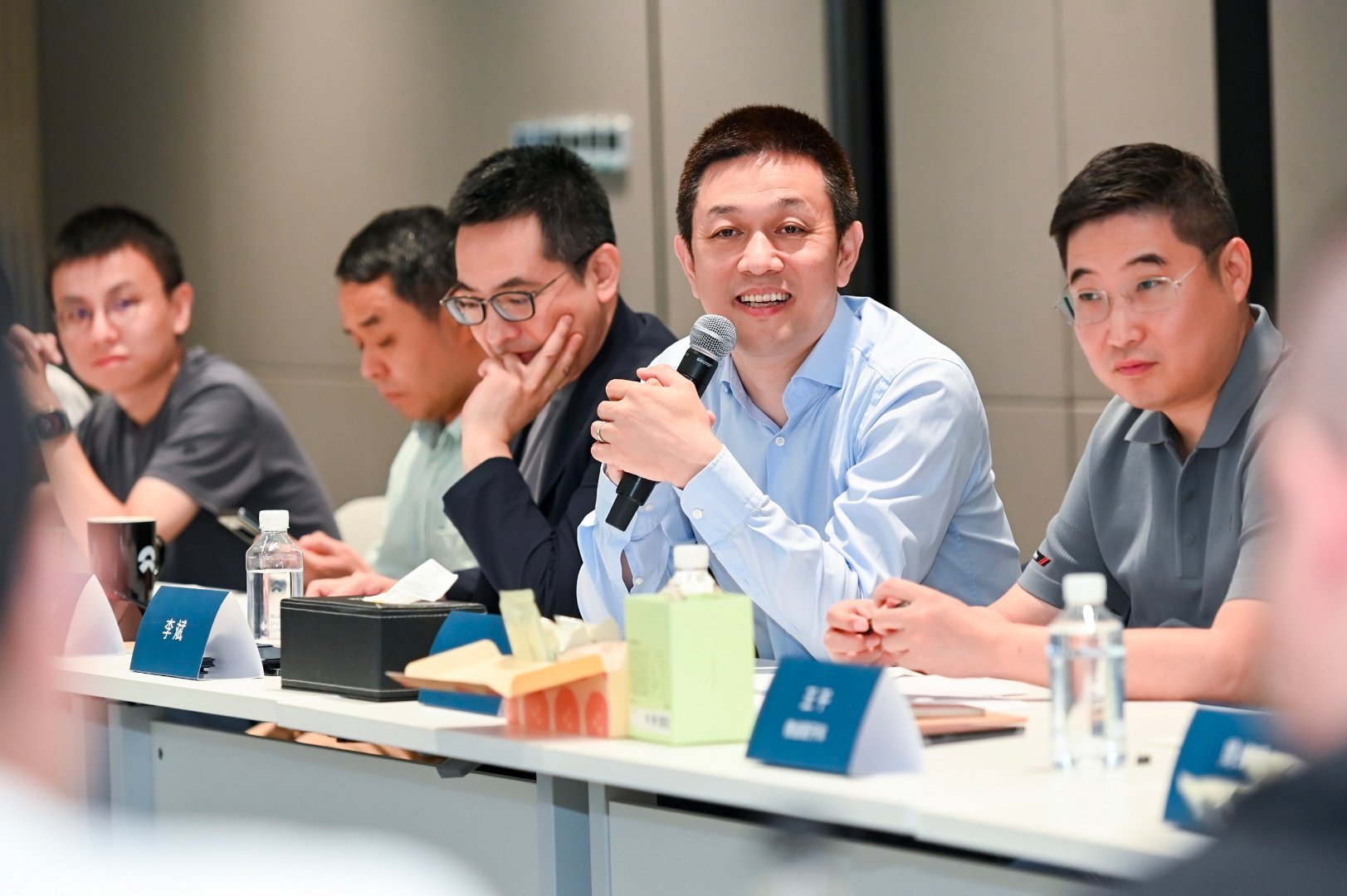 上午去蔚来，见到了斌哥、力洪，听他们聊了蔚来的过去和未来，我听了信心十足。说一句
