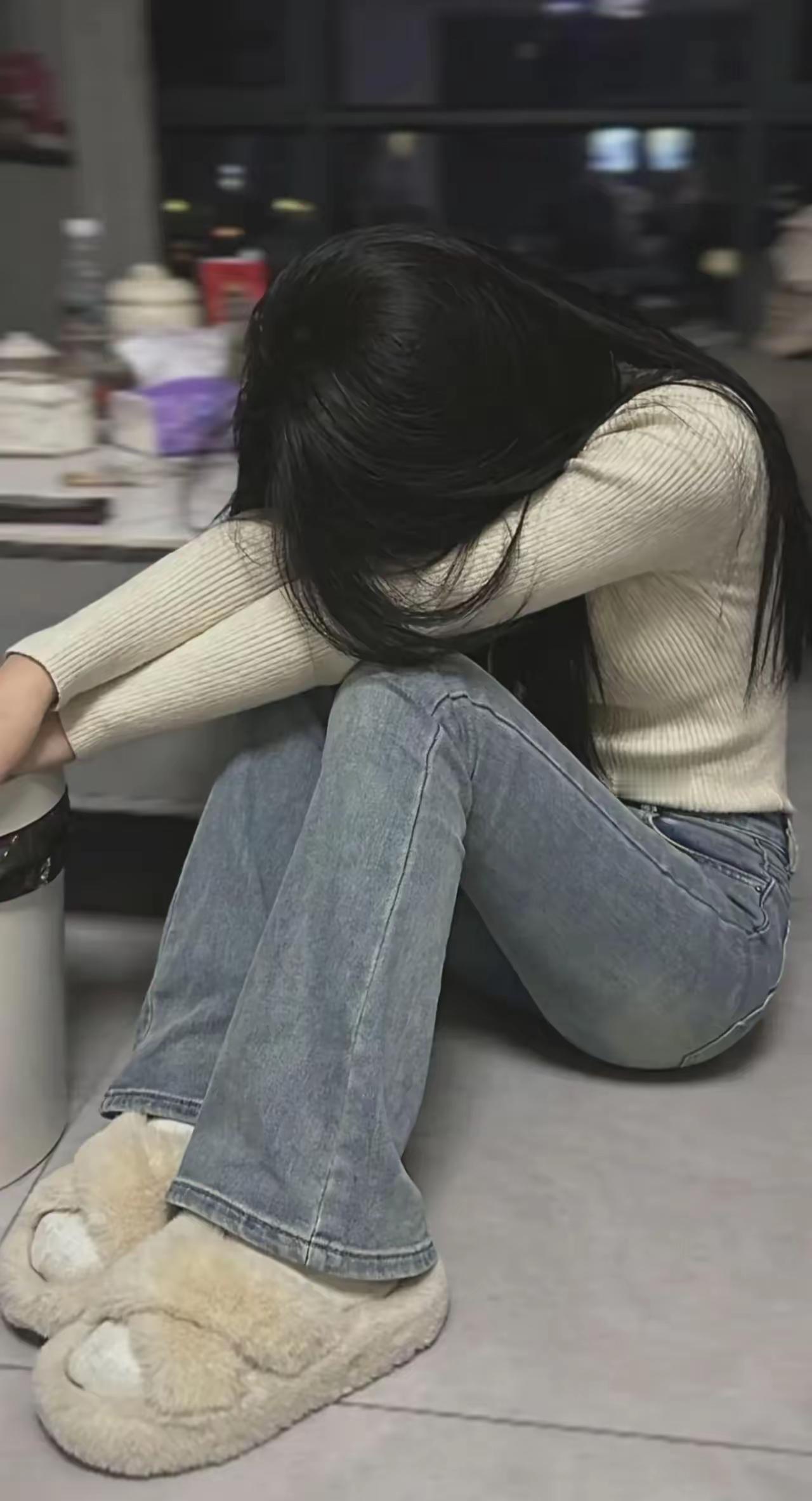 夜晚的办公室，耳机里的歌单循环到第三遍，世界安静得只剩下我和毛茸茸的拖鞋。