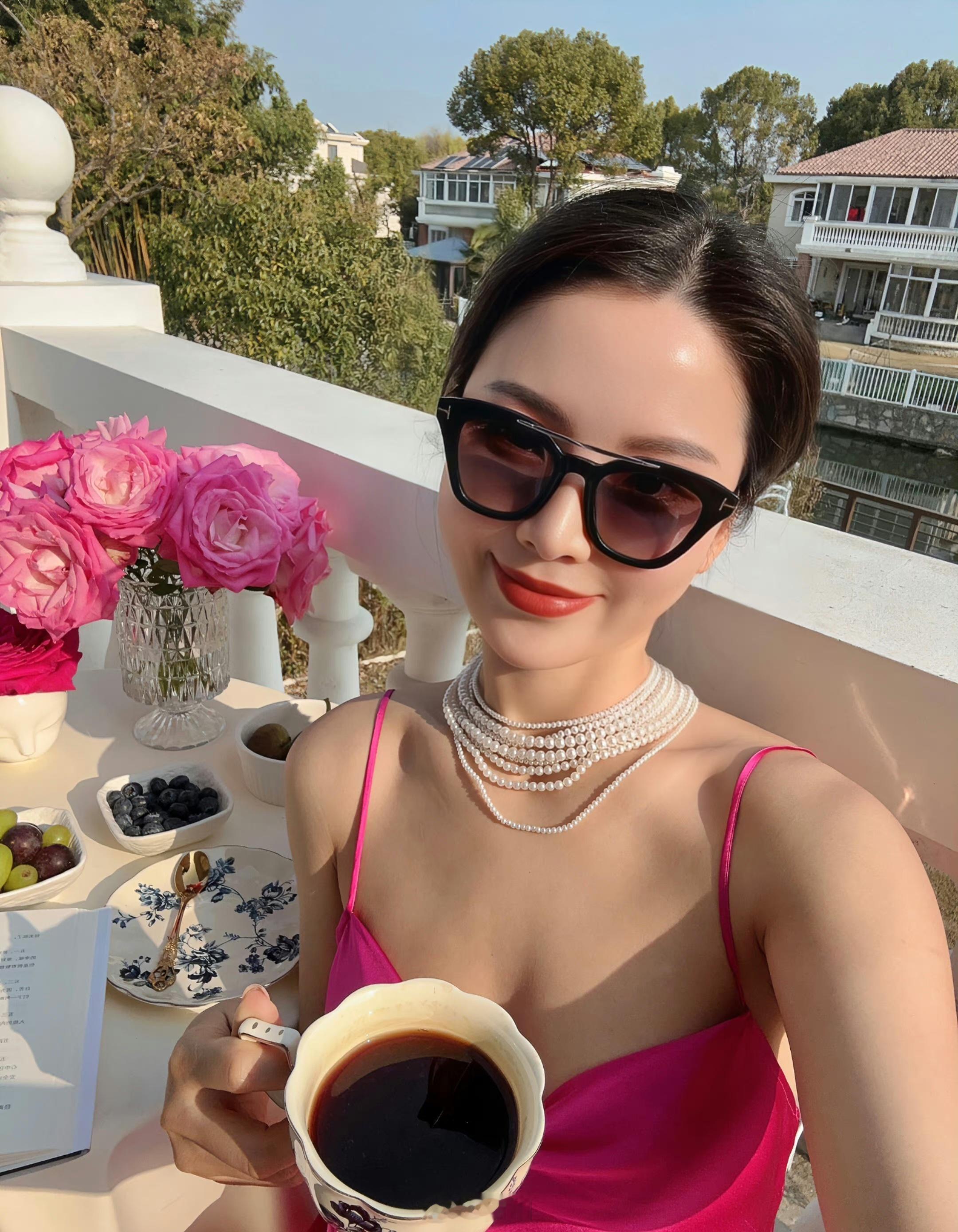 小姐姐的下午茶时光让人羡慕了 ​​​