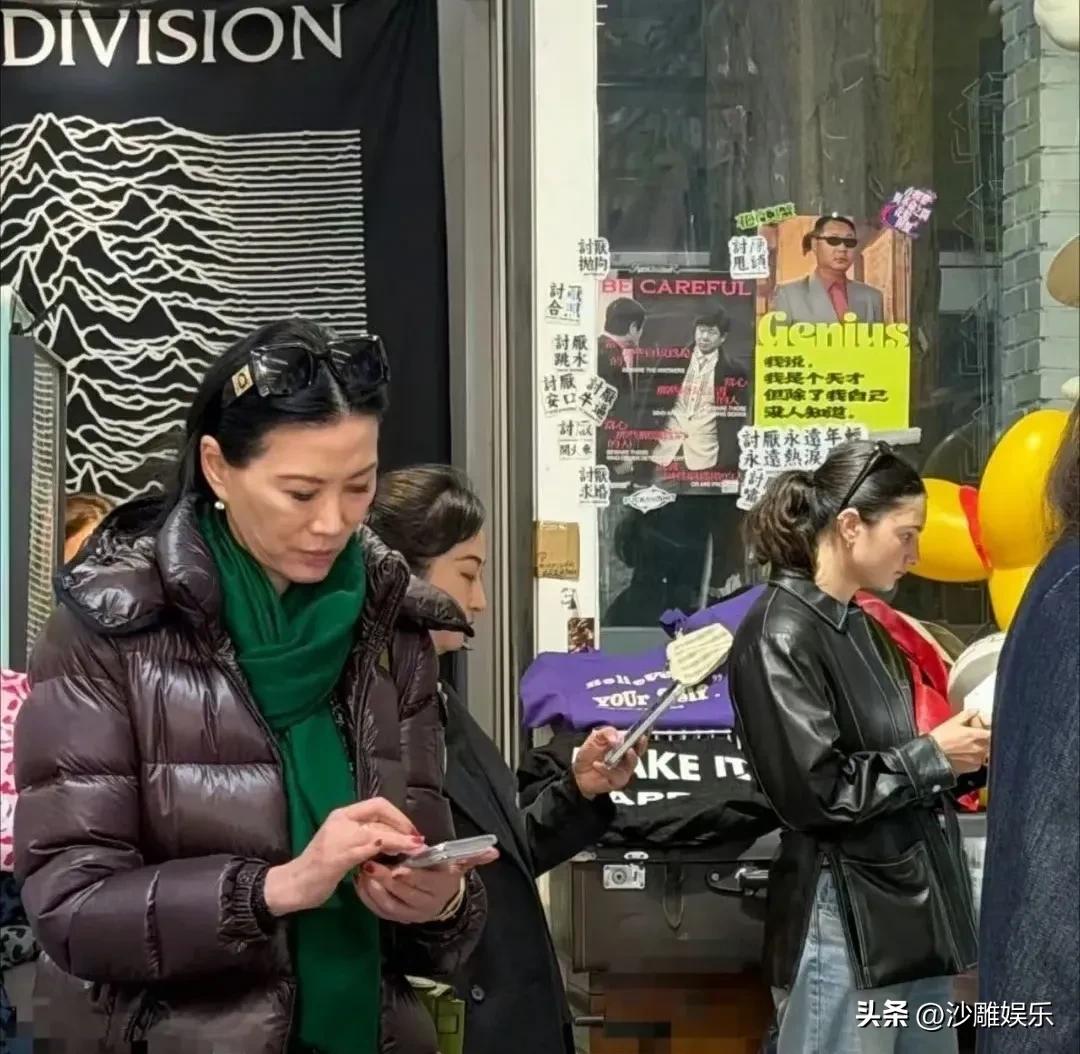 邓文迪，低调现身！

3月22日深夜，邓文迪突然冲上高位热搜，起因竟然是一张在北