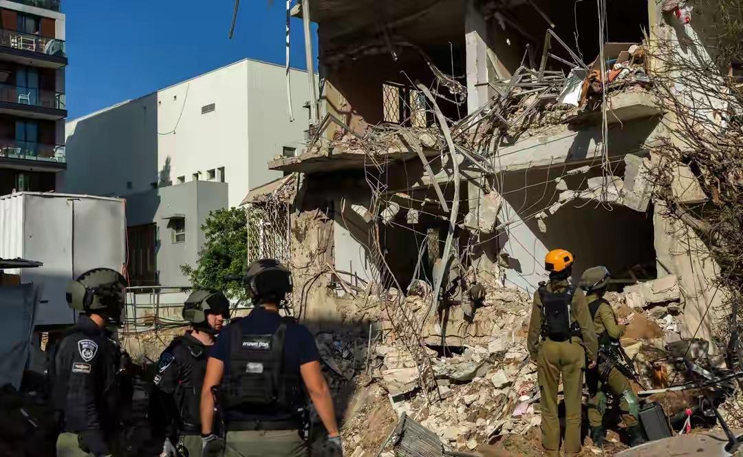 大家本来都在盼着，美国和伊朗能坐下来好好谈判，结束这持续已久的敌对状态，甚至有不