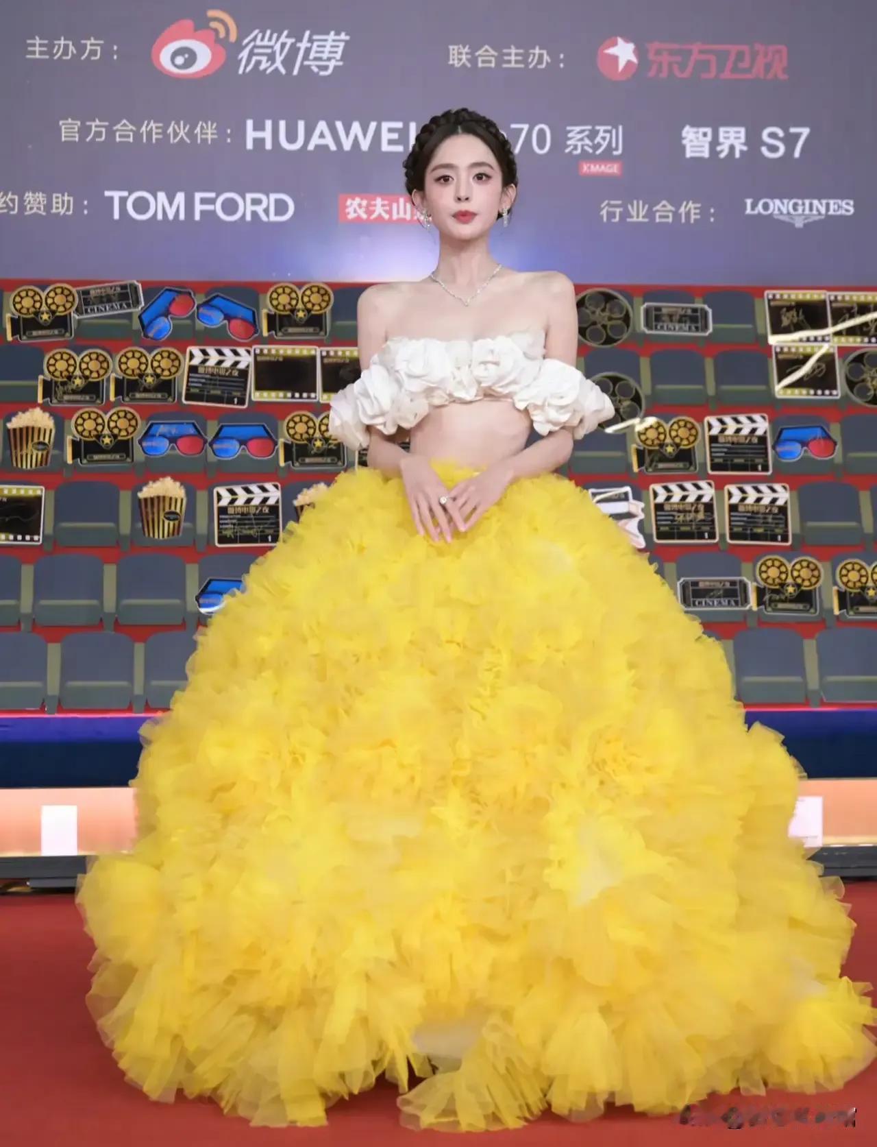 不觉得娜扎的鼻子是歪的吗？歪向她身体的右侧[黑线][笑哭]。而且她的主要问题还是