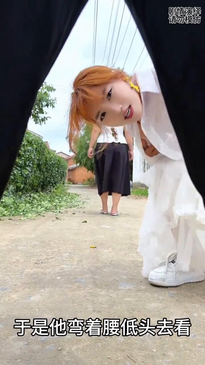 男子去看美女时被女友看到，下一秒女友的做法太搞笑了。
一对情侣正在路上走着，突然
