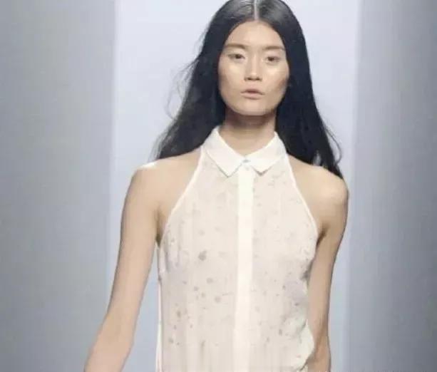 这是奚梦瑶刚出道的样子，跟漂亮根本不沾边，所以奚梦瑶也是整个容的吧。