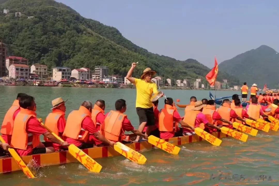 #湖南龙船下水# 距离端午节只有半个月了，家乡的龙舟已经下水了。暌违三年，湖南安
