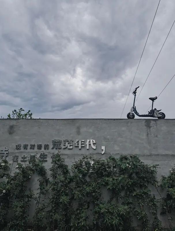 成年人的快乐确实越来越难，不过保持快乐心情也有办法。
可以给生活做“减法”，像不