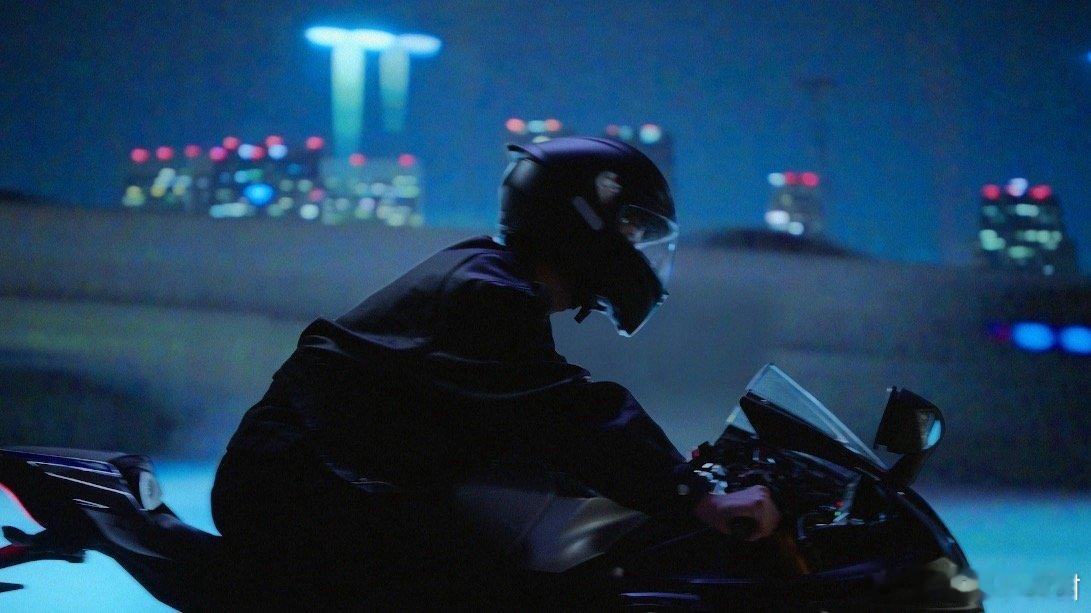 #王一博一组大片四套造型#漫步者不走寻常路，王一博28年来首位代言人，超高含金量