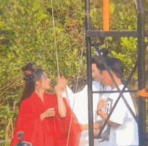 大家觉得演员间存在边界感吗？[疑问]两人看上去挺甜的。 