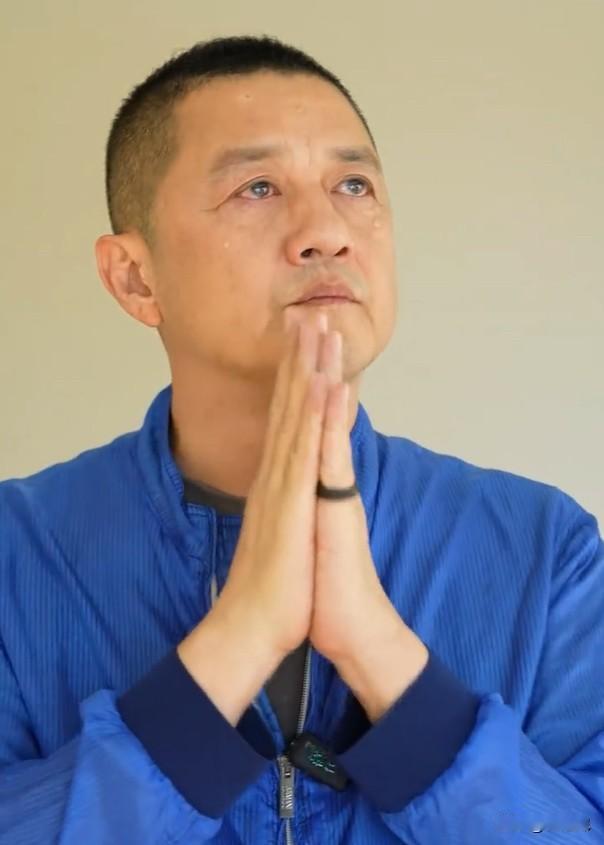 李亚鹏终究还是绷不住了！
这次，倒不是他的生意起了什么波澜
，而是一个22岁女孩