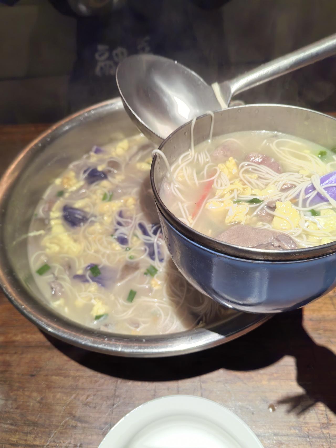 家人们谁懂啊！忙活一天下来，最治愈的就是这碗热气腾腾的面条🍜
新鲜猪肝滑嫩不腥